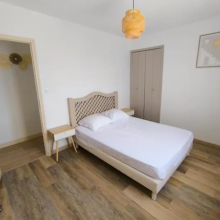 Prázdninový dům Maison Calme Avec Piscine *