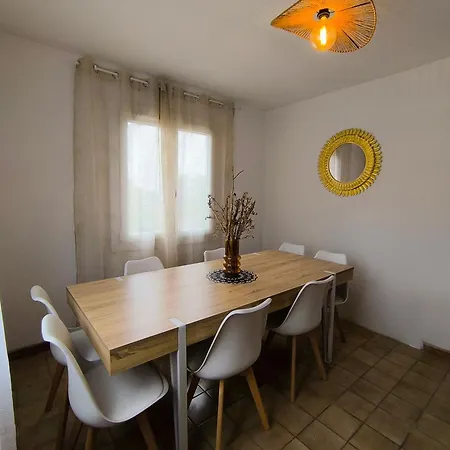 Prázdninový dům Maison Calme Avec Piscine *