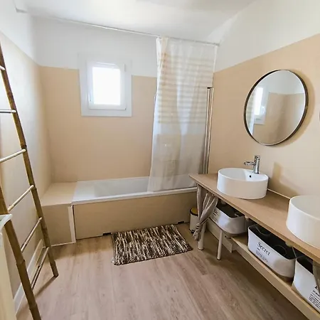 Prázdninový dům Maison Calme Avec Piscine