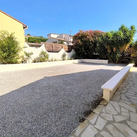 Prázdninový dům Maison Calme Avec Piscine *